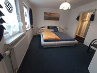  ruhiges Schlafzimmer mit Kingsize-Doppelbett