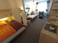Wohnzimmer mit Doppelbett