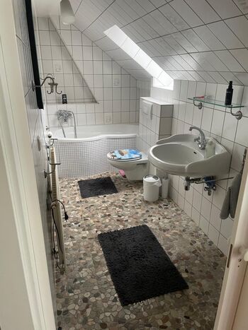 Ruhige 4-Zimmer-Wohnung mit Parkplatz Zdjęcie 3