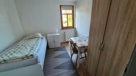 Haus - 9 Zimmer - 1-Bett-Zimmer - neues Bad Bild 1