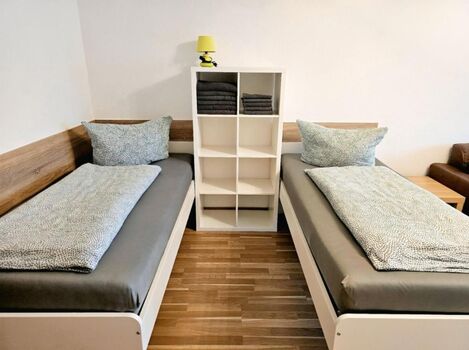 2 Einzelbetten im Wohnzimmer 