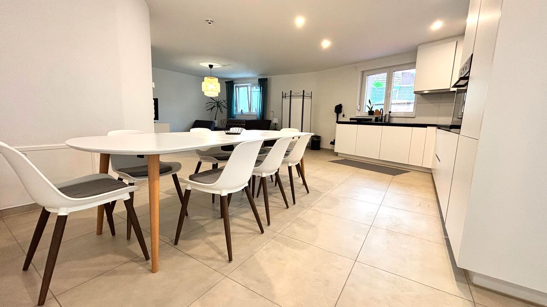 Der große Wohn-/Ess-/Kochbereich lädt zum Verweilen, gemeinsam Essen und entspannen ein. Wir bieten Platz für bis zu 8 Personen in der Unterkunft, aber auch auf der Freifläche.