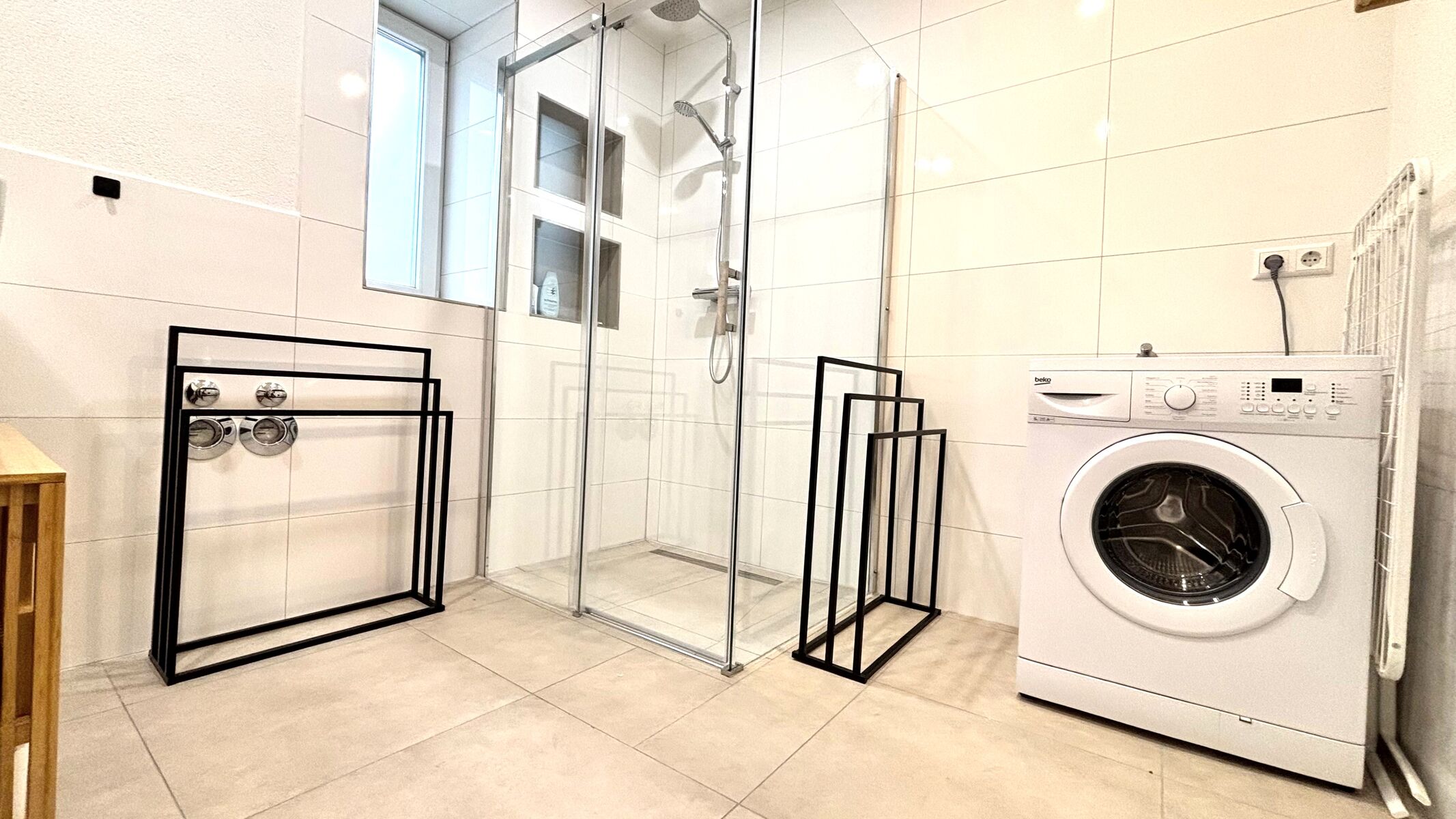 Geräumiges Badezimmer mit großer Duschkabine, Regendusche und Shampoo, sowie BodyWash. Eine Waschmaschine sowie Wäscheständer stehen Ihnen in der Unterkunft zur Verfügung.