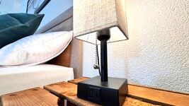 Sie können Ihr Smartphone oder sonstige Geräte mit USB, bzw. USB-C Anschluss direkt am Bett laden. Einfah in die Nachttischlampe einstecken, los geht´s. 