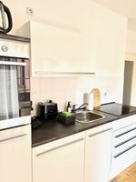 Küche mit Backofen und Spühlmaschine