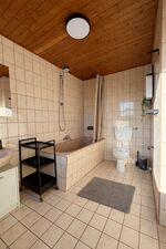 Badezimmer mit Badewanne und Duschvorhang