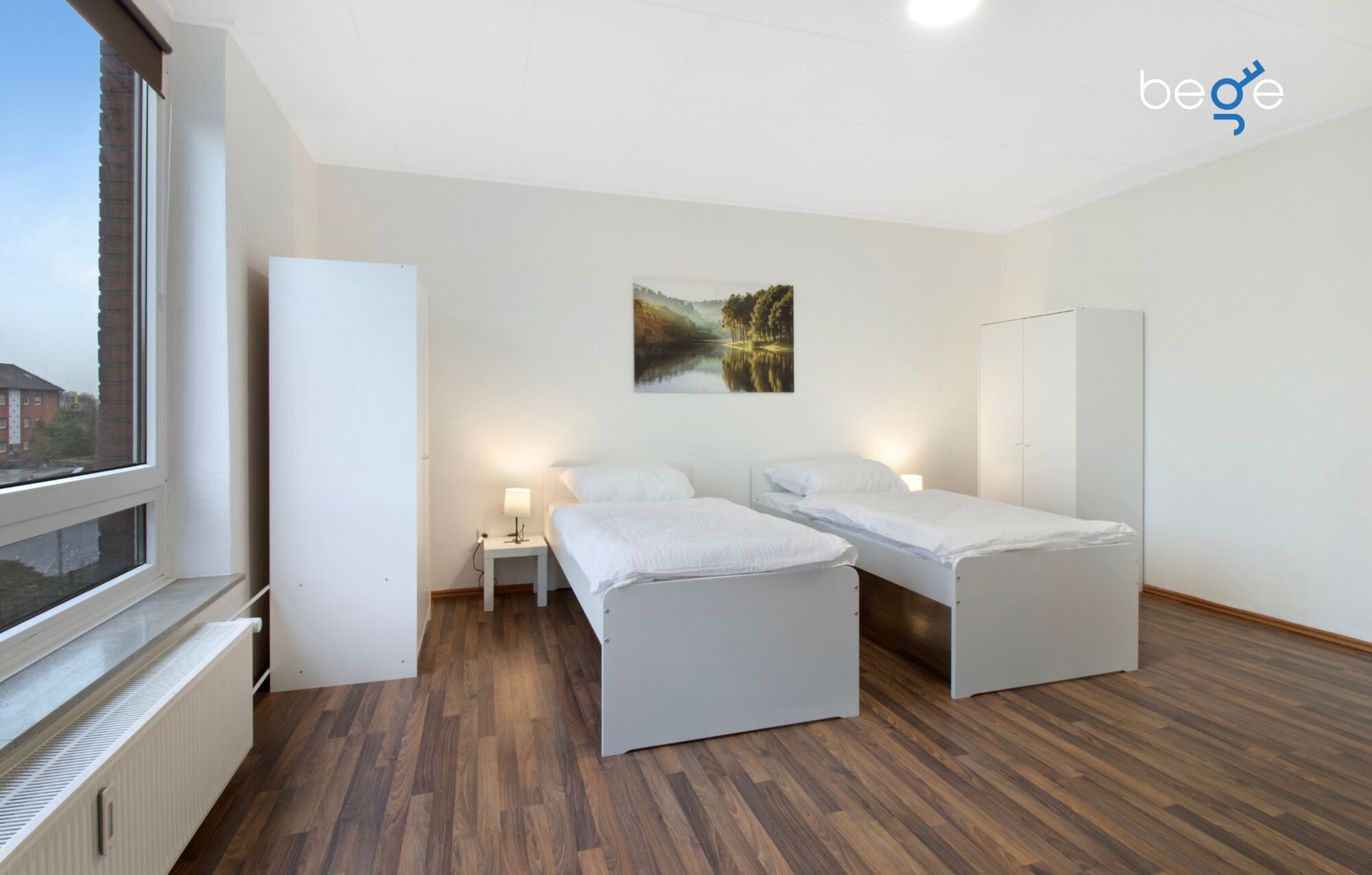 Schlafzimmer 1 mit zwei Einzelbetten, Sitzecke und Smart TV