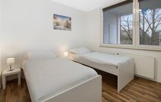 Schlafzimmer 3 mit zwei Einzelbetten, Sitzecke und Smart TV