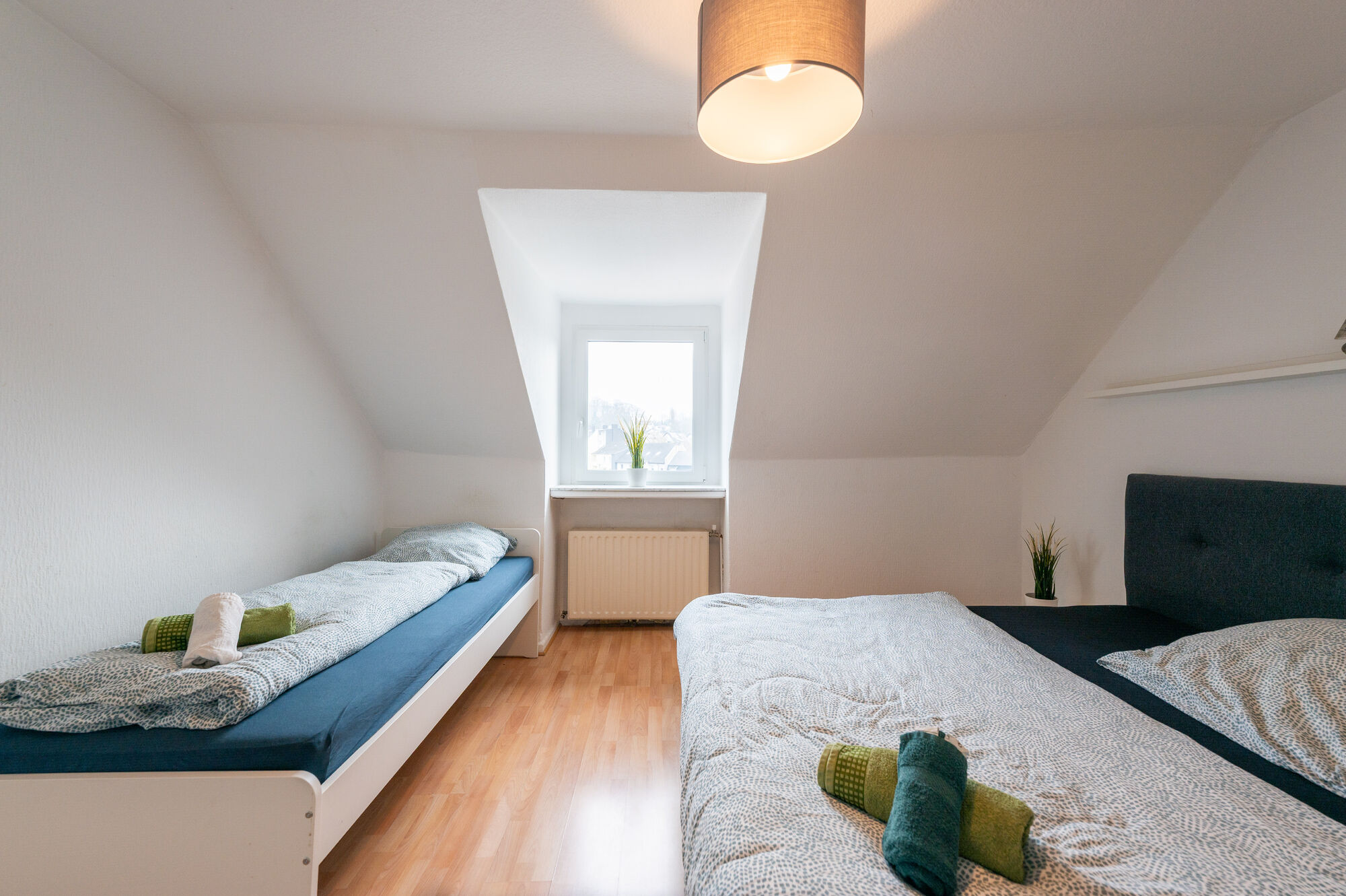 Wohnung 1: Doppelbett + Einzelbett (Schlafzimmer 2)