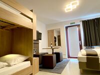 Ein Familienstudio mit der Gartentür