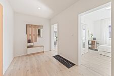 4-Zimmer-Wohnung: Flur der Wohnung Heller Eingangsbereich mit Zugang zu den Zimmern, Küche und Badezimmer. Geräumiger Flur mit Garderobe und Ablagefläche.