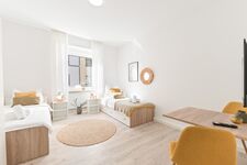 4-Zimmer-Wohnung: Zimmer 4 - Helles Zweibettzimmer mit zwei Einzelbetten. Ausgestattet mit Nachttischen, Tisch, Stuhl und 40 Zoll Smart-TV. Große Fenster sorgen für viel Tageslicht.