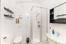 3-Zimmer-Wohnung: Badezimmer Badezimmer mit Dusche, WC und Waschbecken. Hell gefliest und funktional ausgestattet.