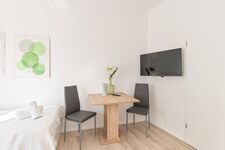 4-Zimmer-Wohnung: Zimmer 2 - Helles Zweibettzimmer mit zwei Einzelbetten. Ausgestattet mit Nachttischen, Kleiderschrank und 40 Zoll Smart-TV. Viel Tageslicht und funktionale Einrichtung.