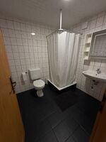 Bad Erdgeschoss mit Dusche