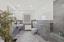 Weiteres großes Badezimmer – ausreichend Kapazität für das ganze Team