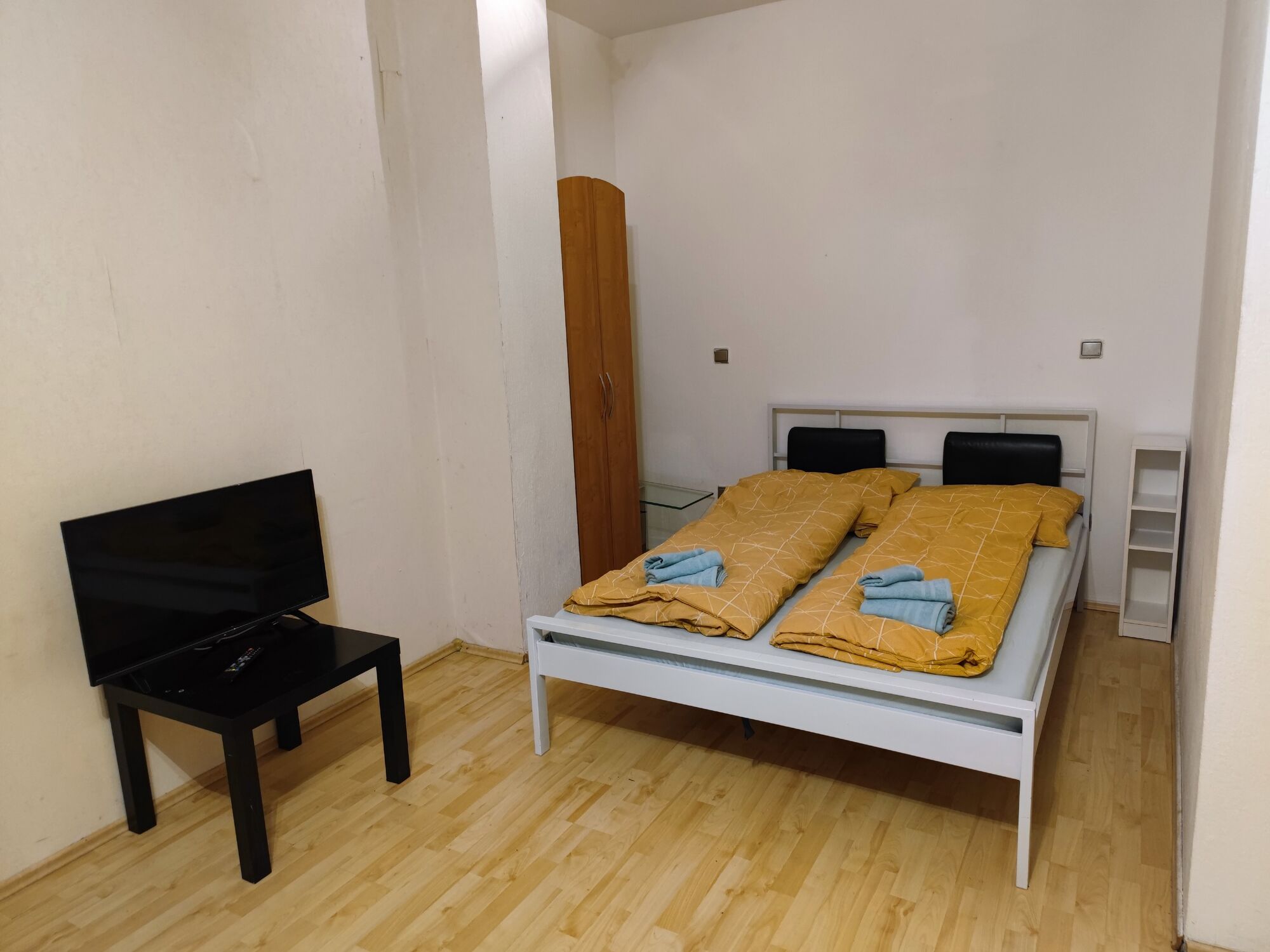 Schlafzimmer 2 mit einem Einzelbett, einer Couch (ausklappbar)und einem Doppelbett