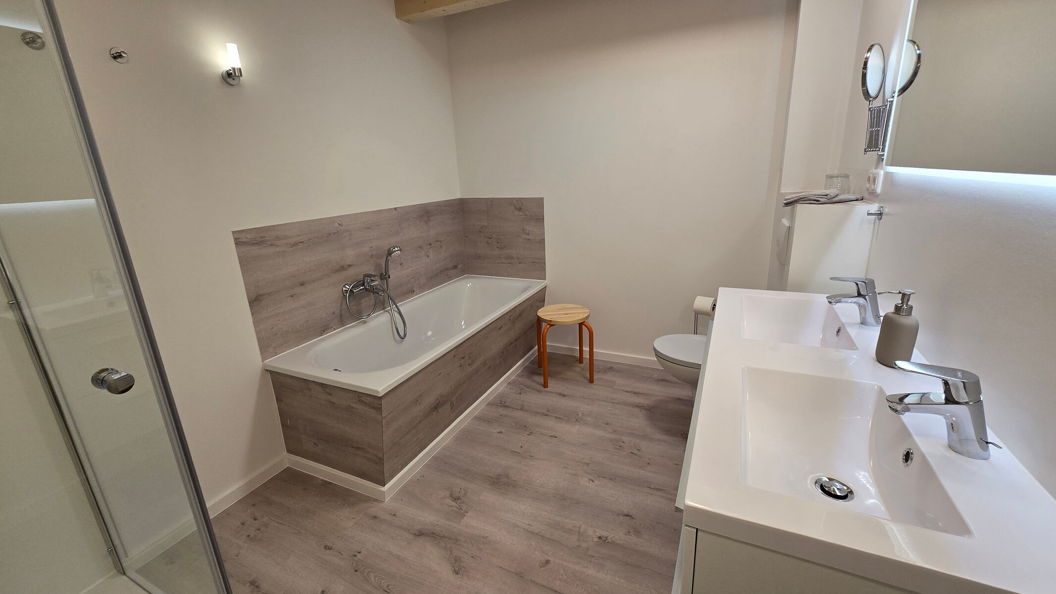 4 Bäder (davon 2 mit Badewanne und Dusche und 2 mit Dusche)
