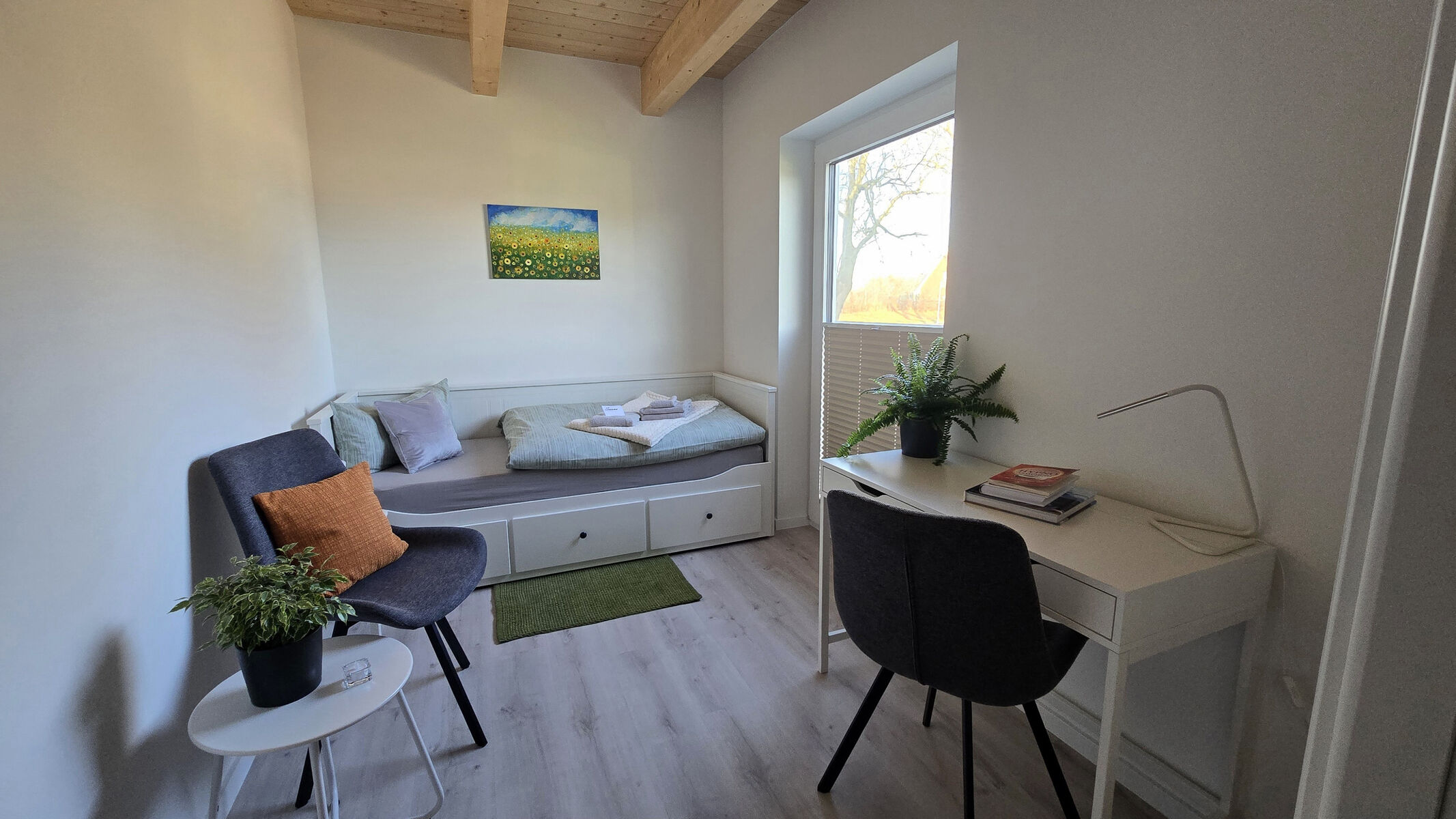 Einzelzimmer mit Schreibtisch