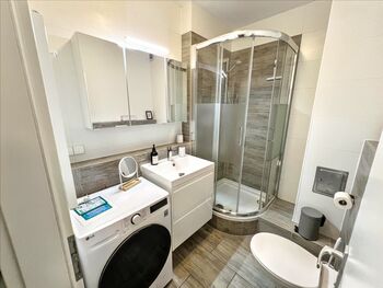 Bad mit Dusche, Waschtrockner und WC