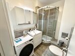 Bad mit Dusche, Waschtrockner und WC