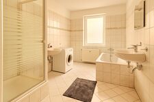 Badezimmer mit Doppelwaschbecken (teils)