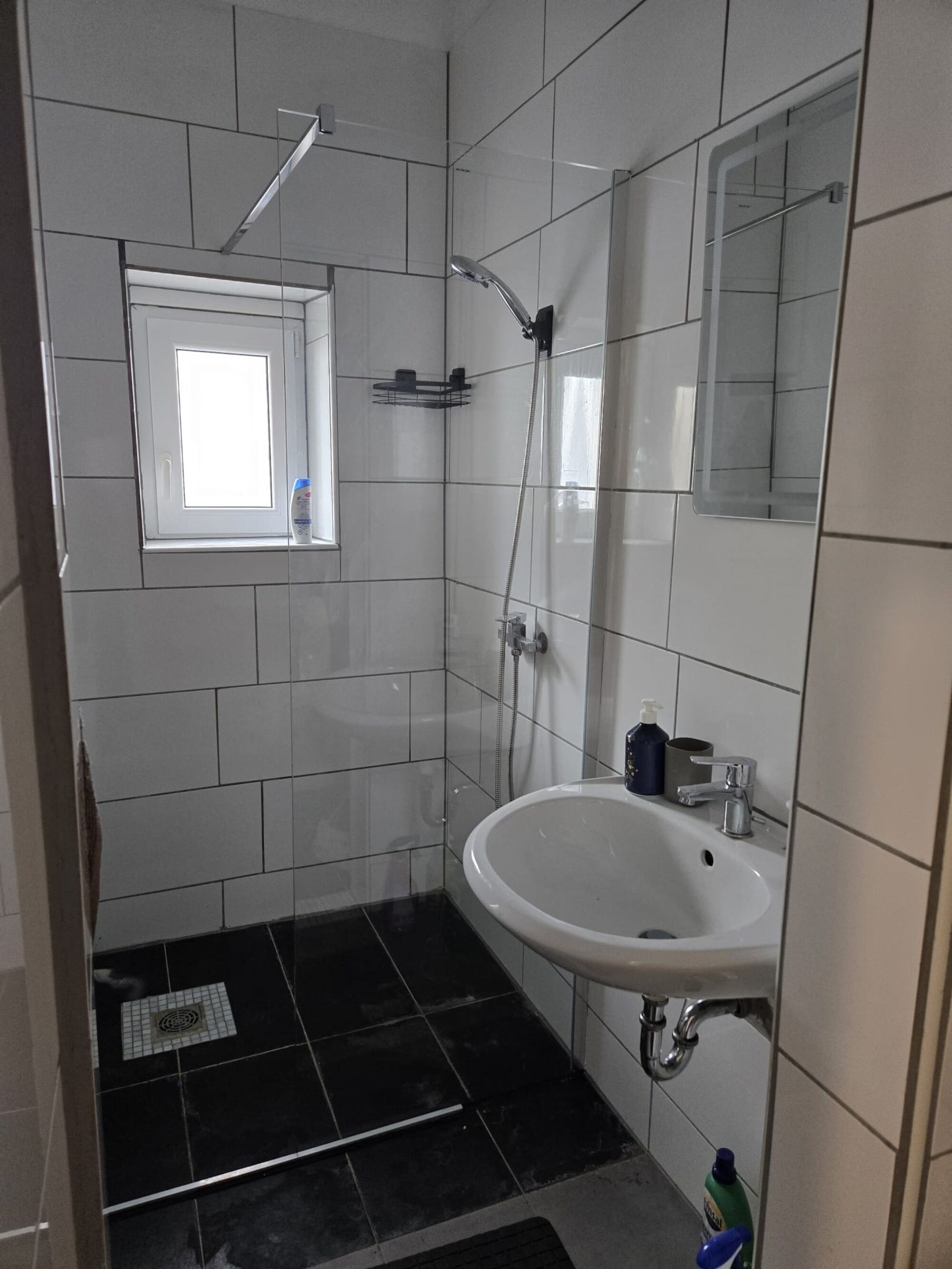 Privates Badezimmer mit Dusche, WC und Waschbecken 