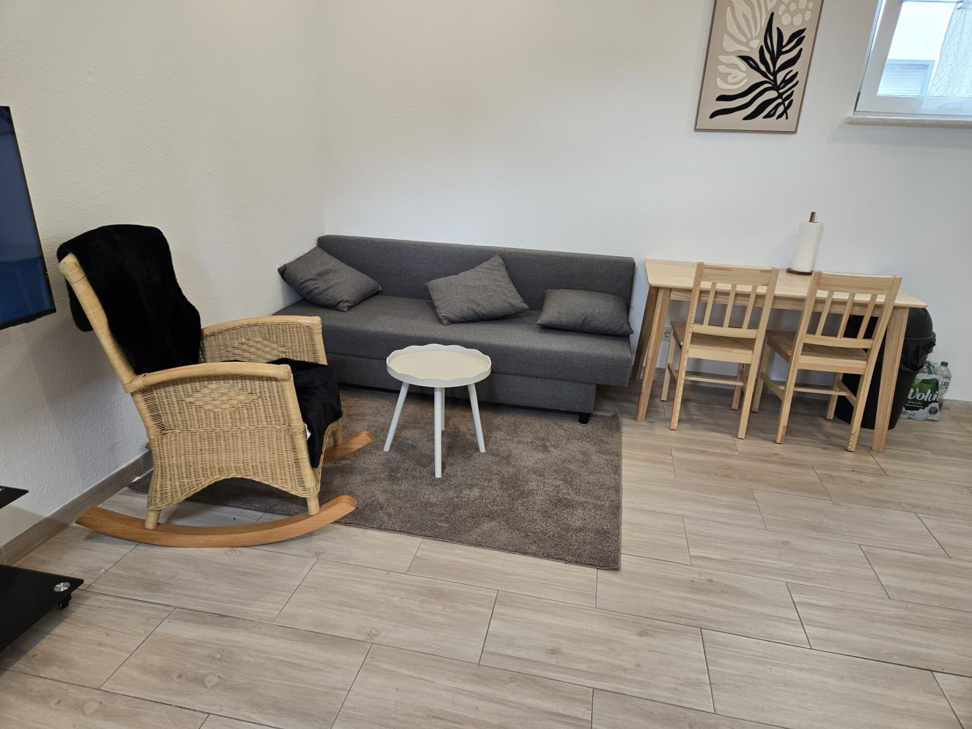 Sitzbereich mit Sofa, Sessel und Esstisch 
