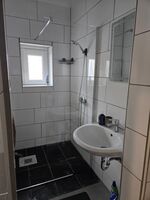 Privates Badezimmer mit Dusche, WC und Waschbecken 