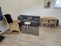 Sitzbereich mit Sofa, Sessel und Esstisch 