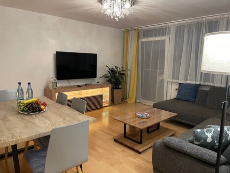 Wohnzimmer mit Smart TV, WLAN
