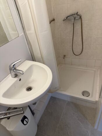 ruhiges modernes Zimmer in Toplage Bild 3