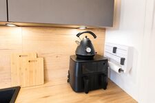 Wasserkocher und Airfryer im 1. OG