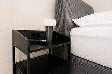 Zimmerdetails - Nachtische mit integrierten Steckdosen und USB-Anschlüssen