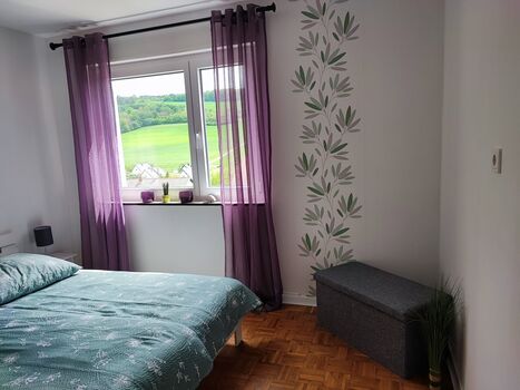 Schlafzimmer mit Doppelbett 180x200