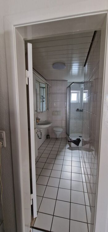Zentral gelegen, gut ausgestattete Mitarbeiterunterkünfte. Bild 3