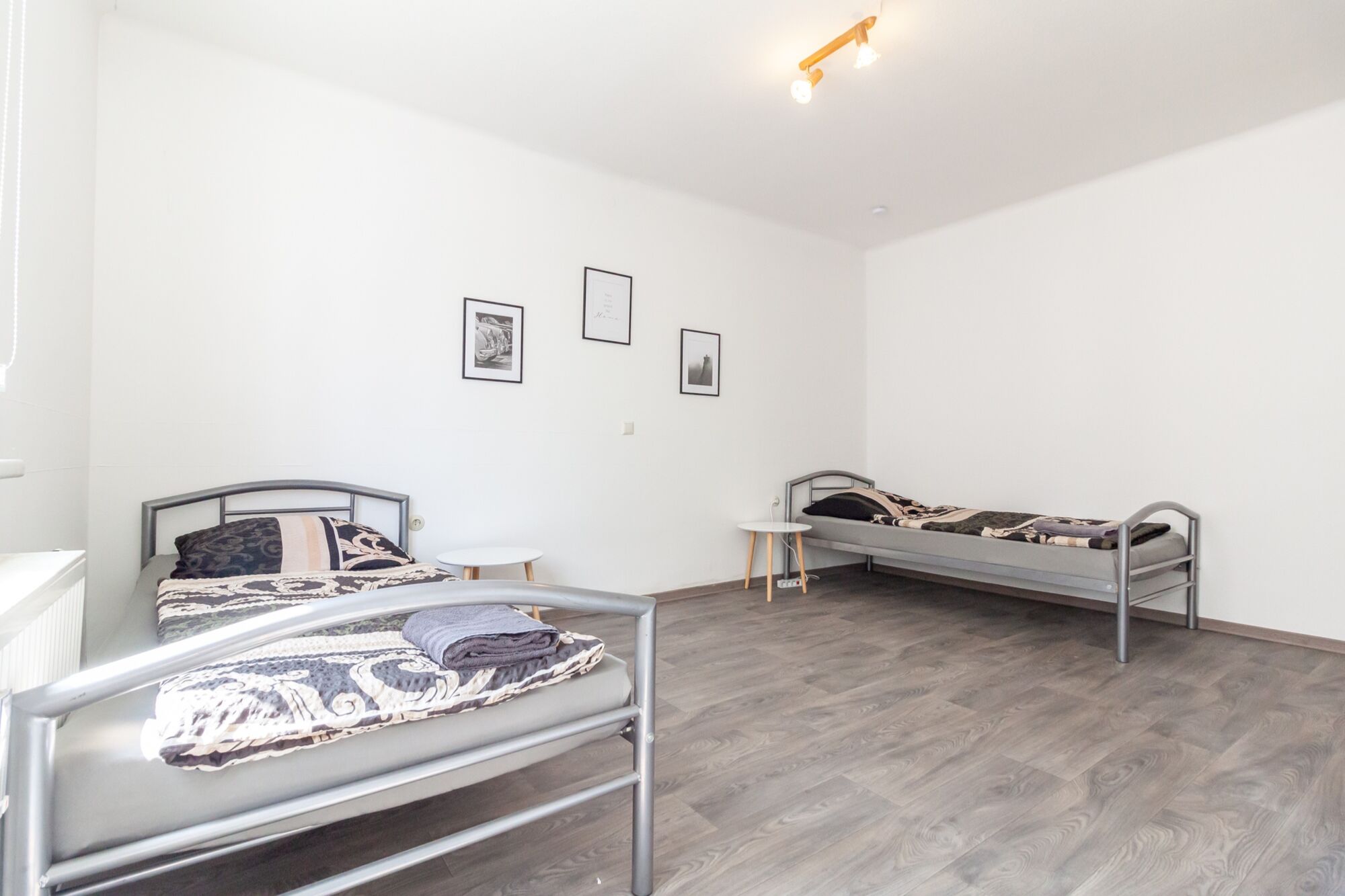 Schlafzimmer 1 - 2 Einzelbetten & Kleiderschrank