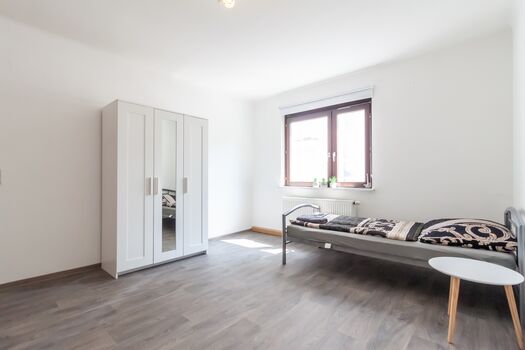 Schlafzimmer 1 - 2 Einzelbetten & Kleiderschrank 