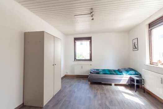 Schlafzimmer 2 - 2 Einzelbetten & Kleiderschrank