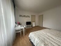 komfortables Einzelzimmer Forbach - Smart TV, Küche und WLAN Bild 3