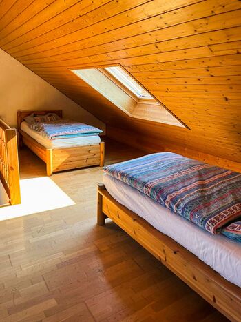 2 Einzelbetten im Kaminzimmer