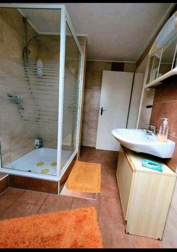 Bad mit Dusche und WC 