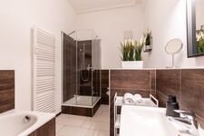 großes Bad mit Dusch und Badewanne, WC, Handtüchern 