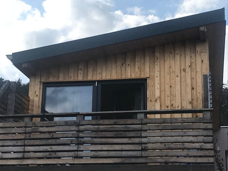 Modernes Tiny House mit Balkon in ruhiger Lage