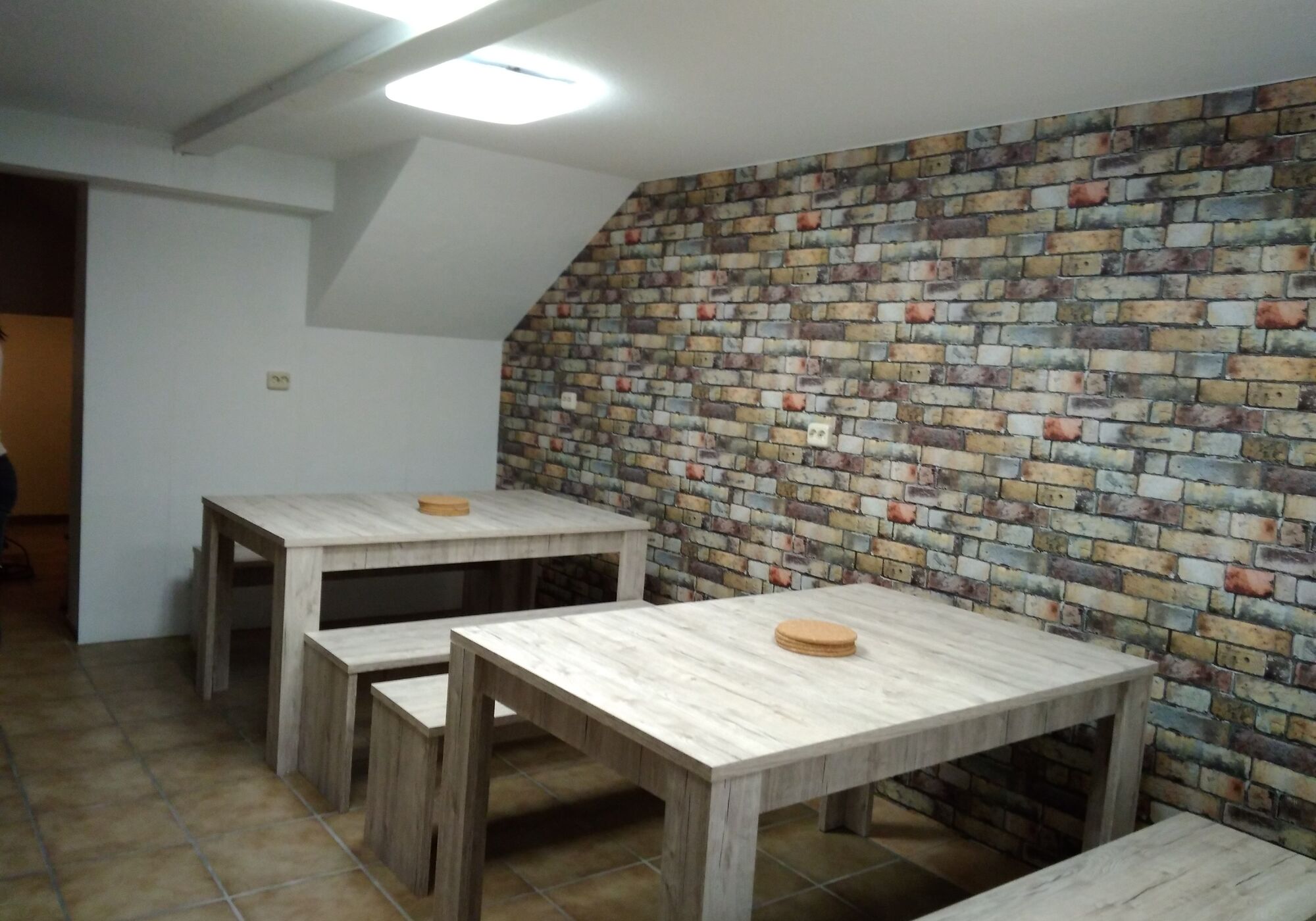 Küche für große Gruppen mit ausreichen Sitzgelegenheiten