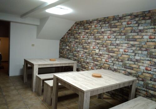 Küche für große Gruppen mit ausreichen Sitzgelegenheiten