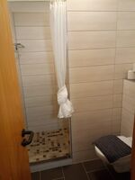 Schicke Bäder mit bodenebenen Duschen