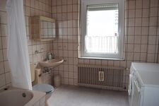 Badezimmer mit Waschmaschine und Trockner