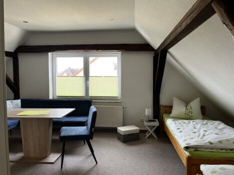 Sitzecke u. 1. Bett