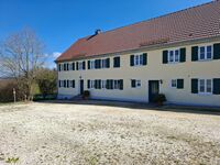 Nordseite und Zufahrt mit viel Parkplatz 